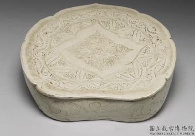 图片[3]-Ruyi-shaped pillow with incised design in white glaze, Ding ware type, Northern Song to Jin dynasty-China Archive